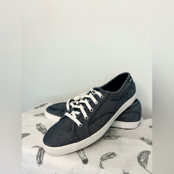 KEDS NWOT BLUE/WHITE PRINTED WOMENS SNEAKERS SIZE W10 - Picture 1 of 4